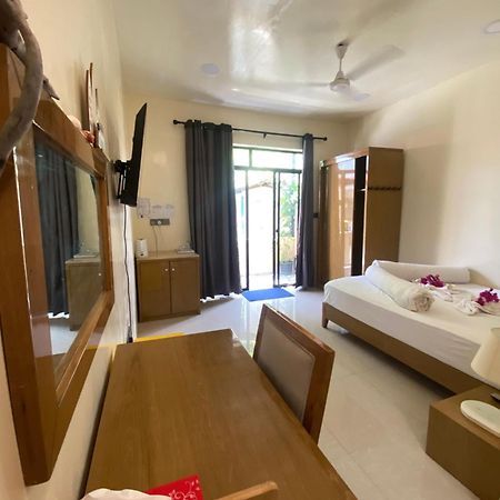 Maavaharu Guest House ヒンマフシ島 エクステリア 写真