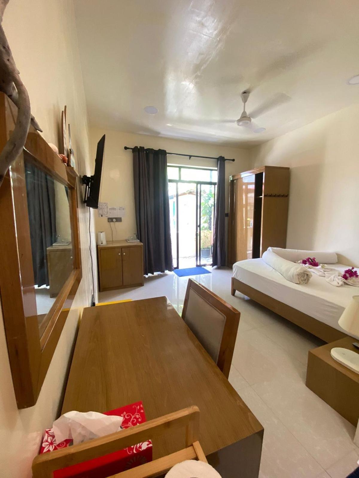 Maavaharu Guest House ヒンマフシ島 エクステリア 写真
